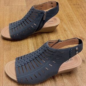 Size 8W Brand New! Hana Round Toe Laser Cut Dress • Black Wedges